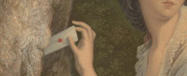 Vrouw stopt een liefdesbrief in een boom
