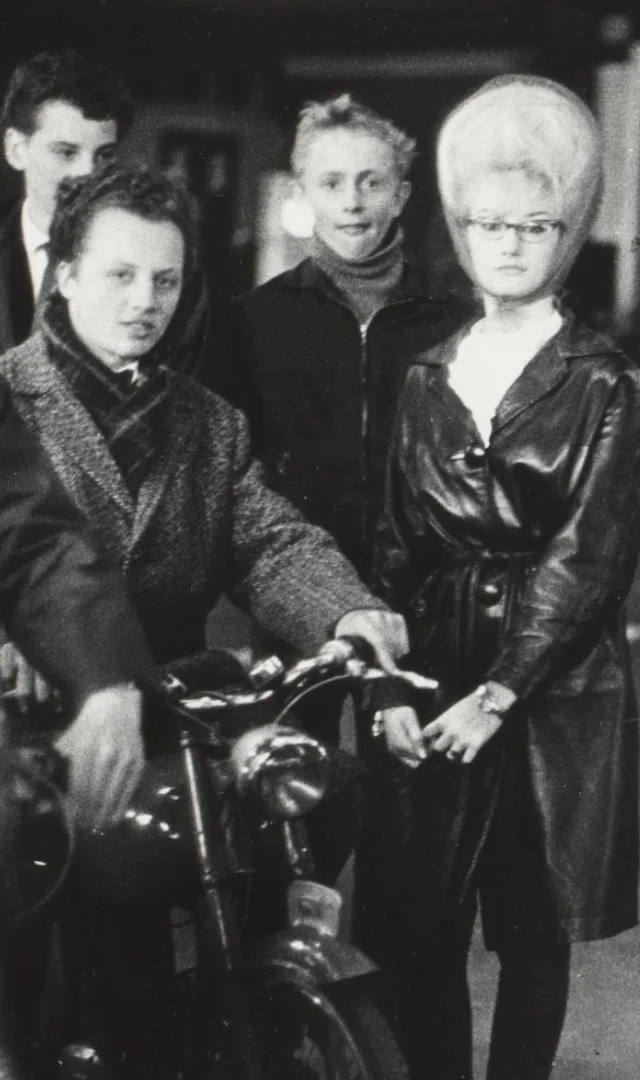 Margriet Swart en een groep jongeren met motorfietsen op de kermis op de Nieuwmarkt in Amsterdam